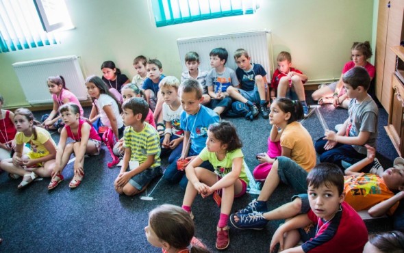Romania-Kids-in-Class_840x560-590x370